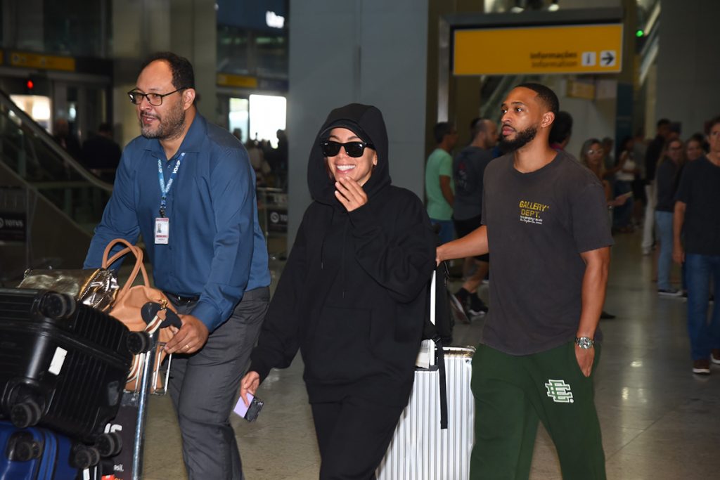 Anitta esbanjou sorrisos no aeroporto