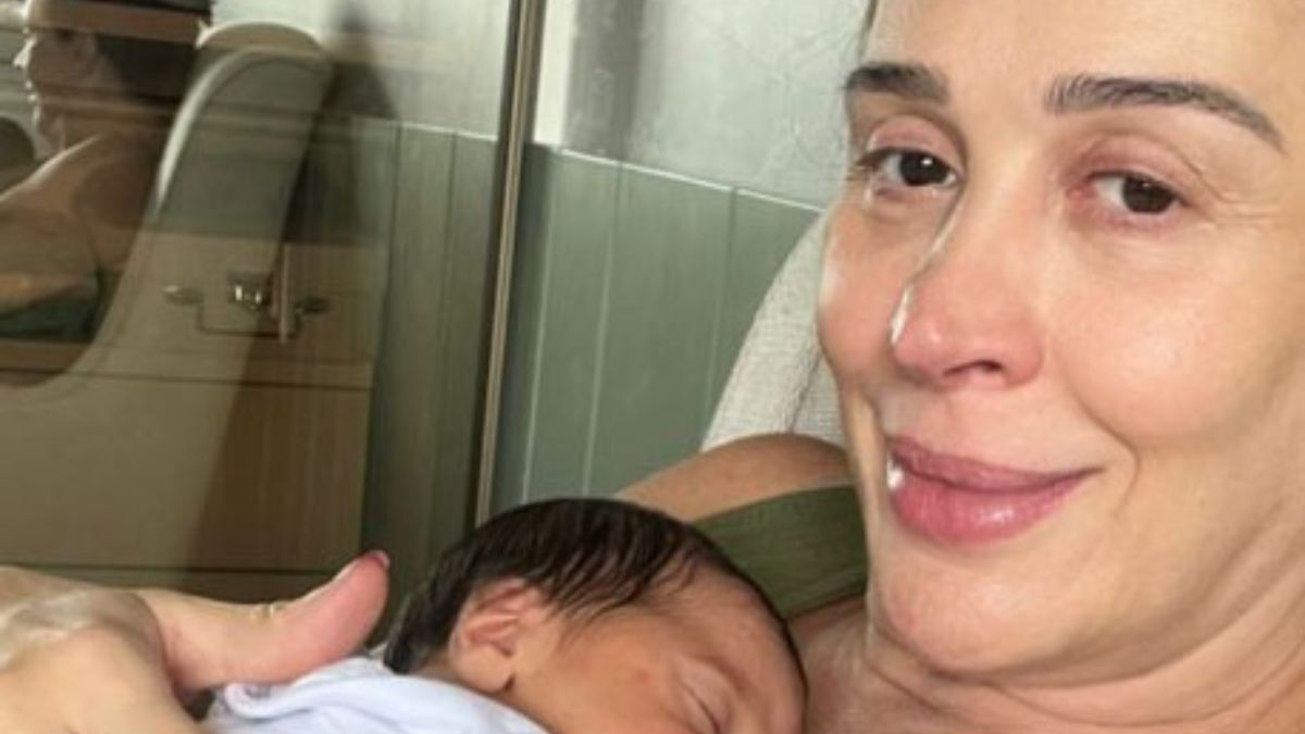 Claudia Raia compartilha primeira selfie com o filho recém-nascido