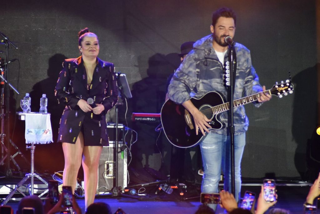 Fernando Zor se apresentando com Maiara e Maraisa