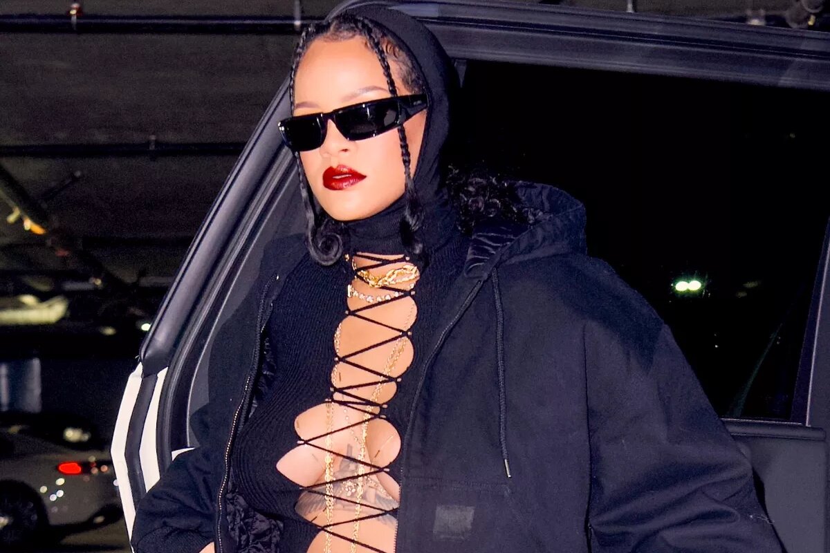 Rihanna toda de preto