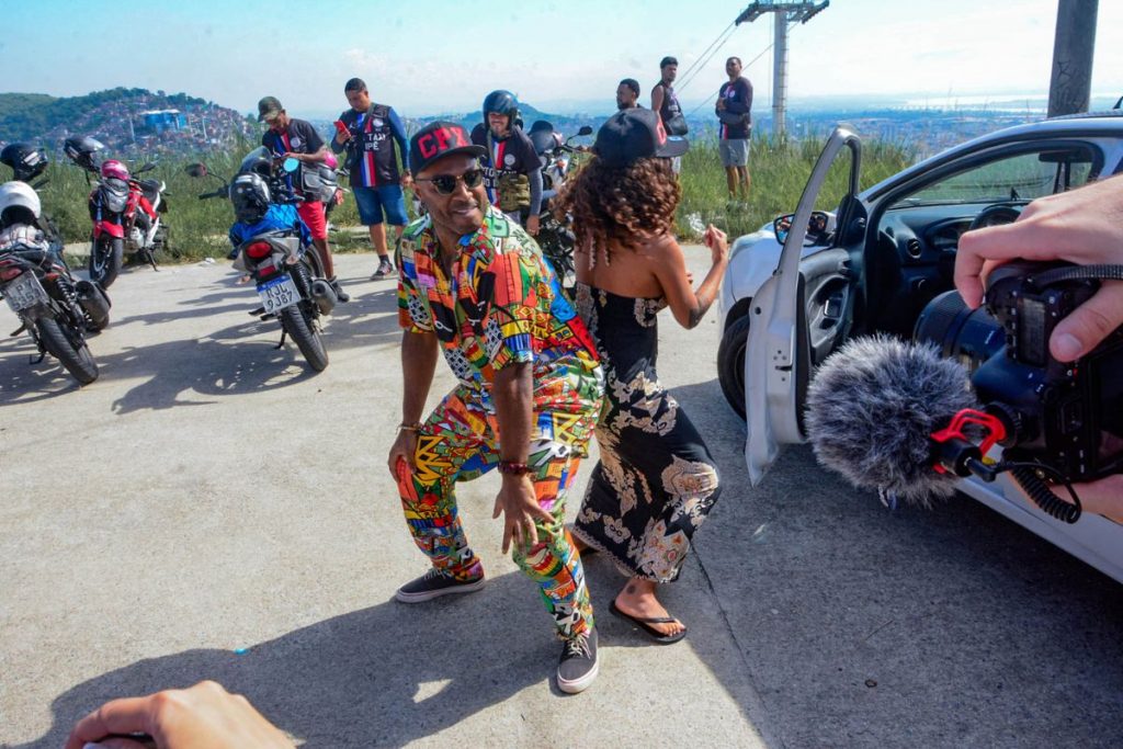 domitila barros e fred nicácio no complexo do alemão, no rio de janeiro