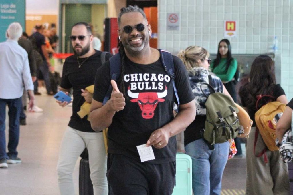 Manoel Soares sorridente no aeroporto Santos Dumont