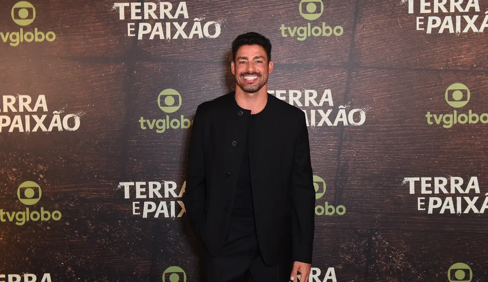 Cauã Reymond evita expor Mariana Goldfarb em coletiva de 'Terra e Paixão'