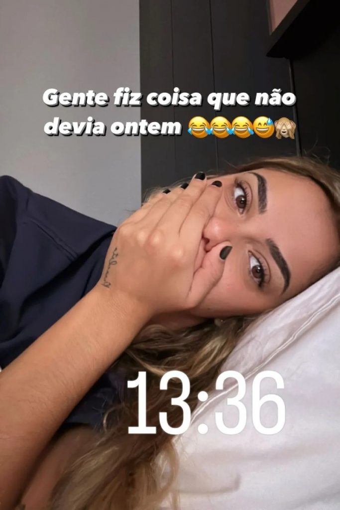 stories de key alves com a mão no rosto no instagram