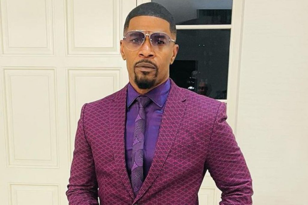 jamie foxx posando com terno roxo