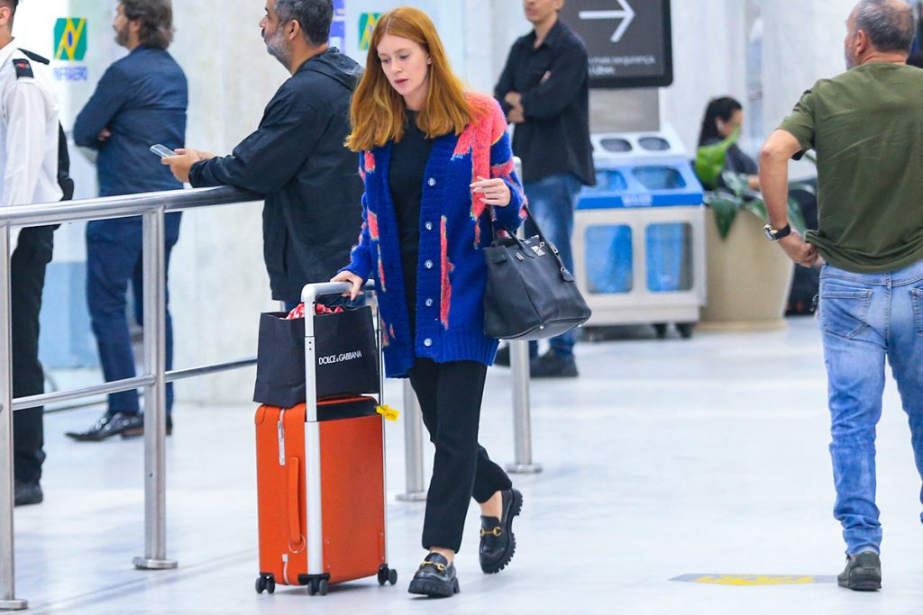 Marina Ruy Barbosa surgiu estilosa em aeroporto