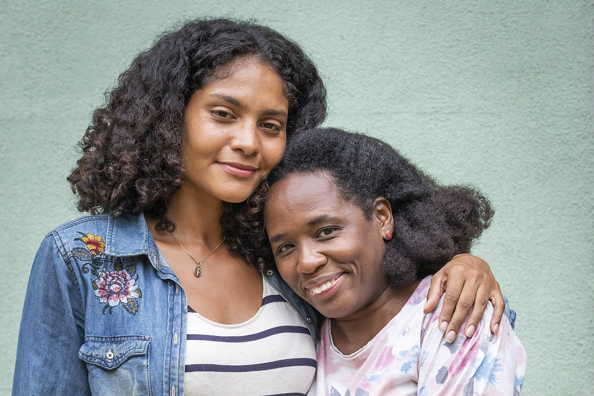 Aline (Barbara Reis) e Jussara (Tatiana Tiburcio) em Terra e Paixão