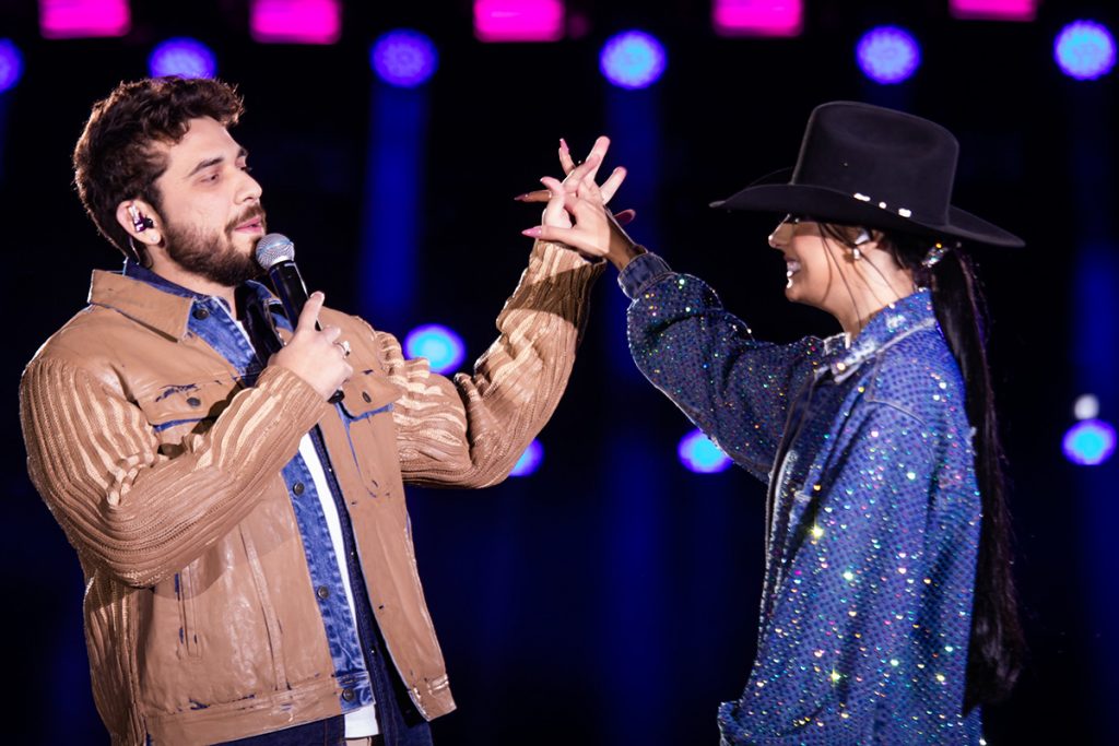 Ana Castela e Gustavo Mioto cantaram de mãos dadas