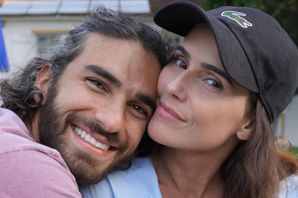 Hugo Moura e Deborah Secco abraçados