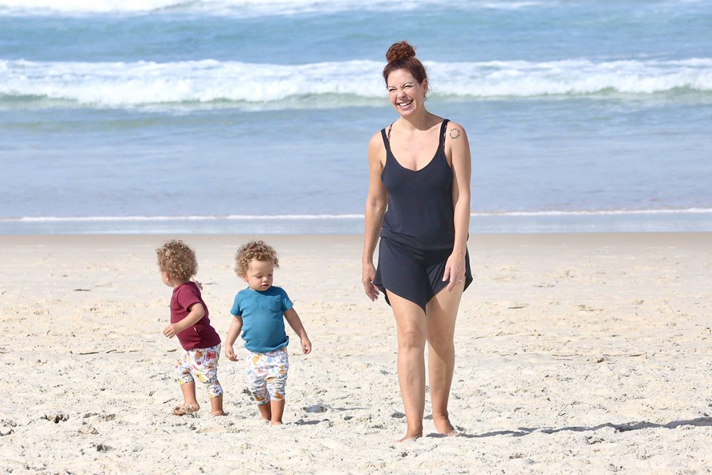 Fabiula Nascimento curtiu praia com os filhos gêmeos Roque e Raul