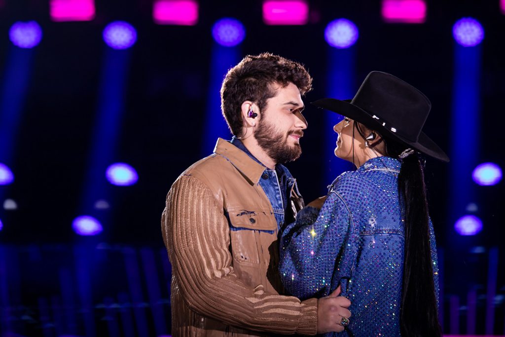 Ana Castela e Gustavo Mioto trocaram carinhos no show