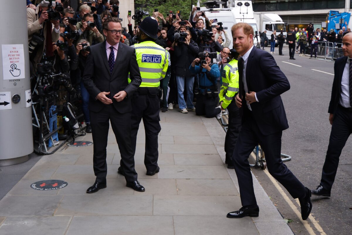 Príncipe Harry entrando no tribunal