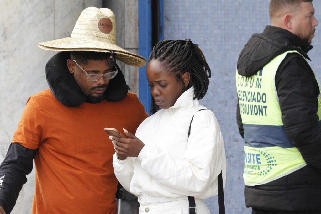 Clara Moneke foi fotografada em aeroporto com o namorado