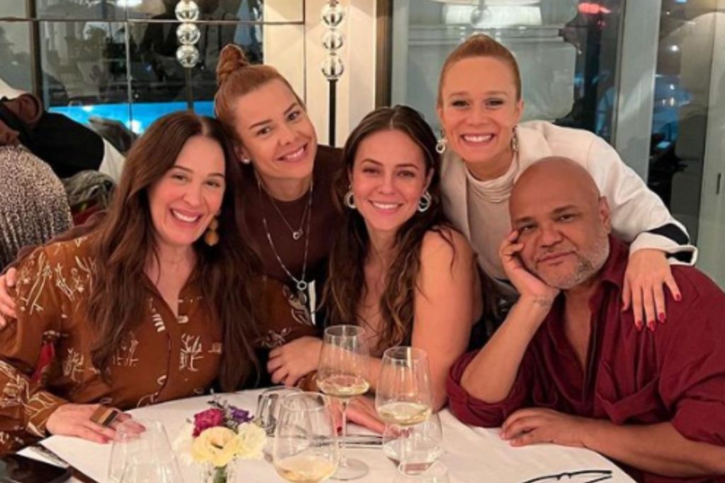 Luca e a mamãe Claudia Raia com Fernanda Souza, Paolla Oliveira, Mariana Ximenez e o maquiador Alê Oliveira