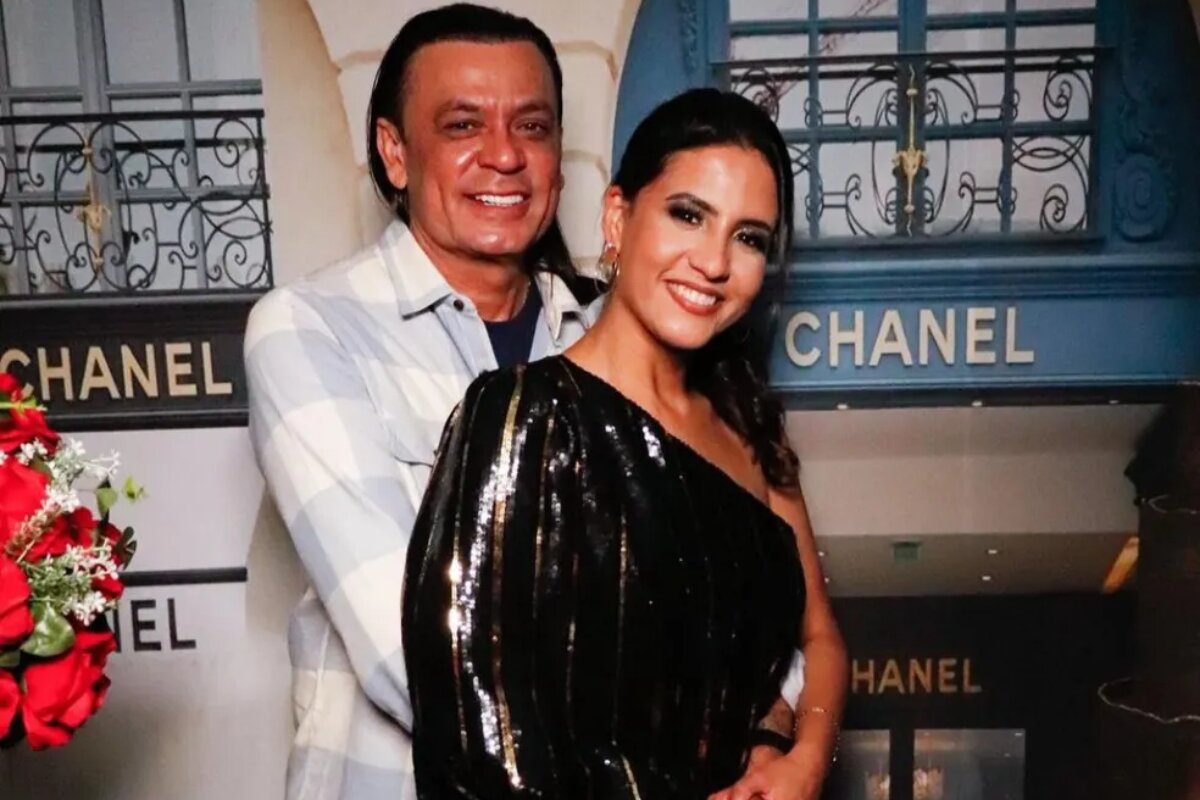 Frank Aguiar e a mulher, Carolina, abraçados