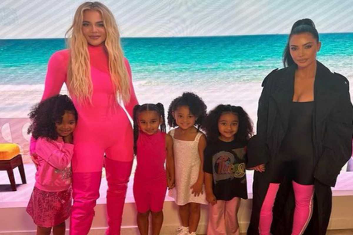 Khloe e Kim Kardashian com as meninas