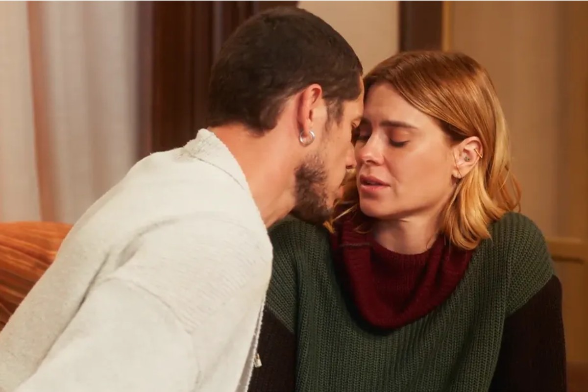 lui (josé loreto) e lumiar (carolina dieckmann) prestes a se beijarem em vai na fé