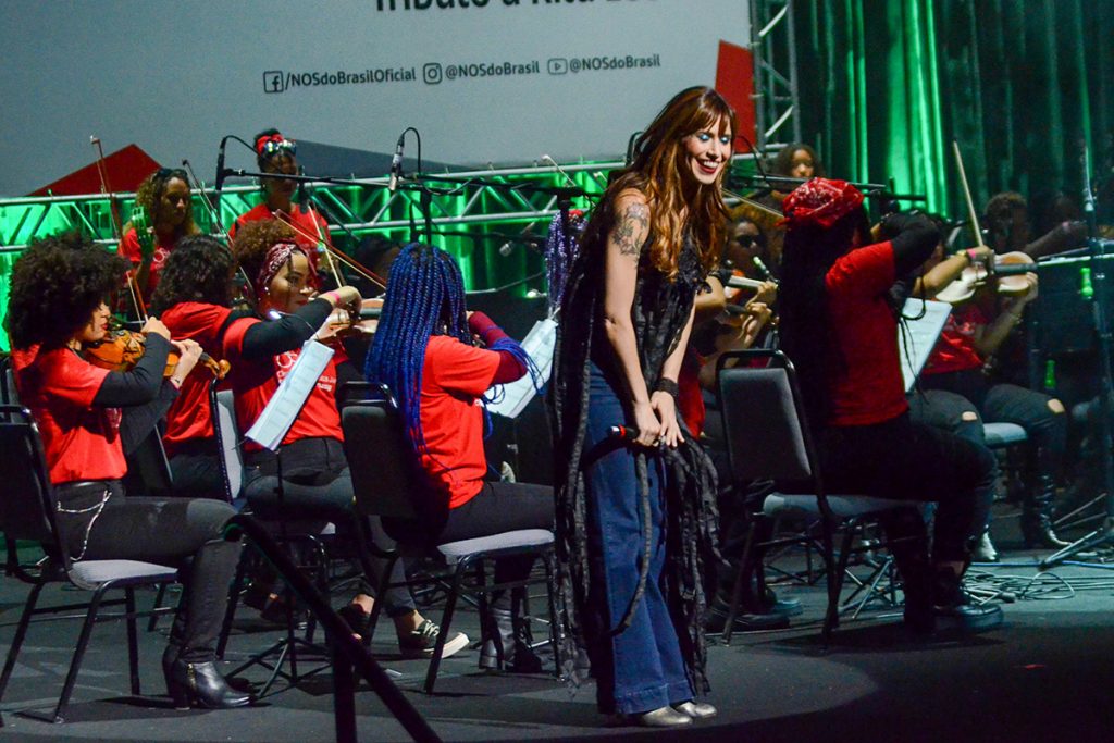 Mel Lisboa agradeceu o público no final da apresentação