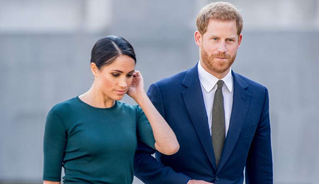 Meghan Markle é fotografada sorridente ao lado do Príncipe Harry em Santa Bárbara Lorena Bueri