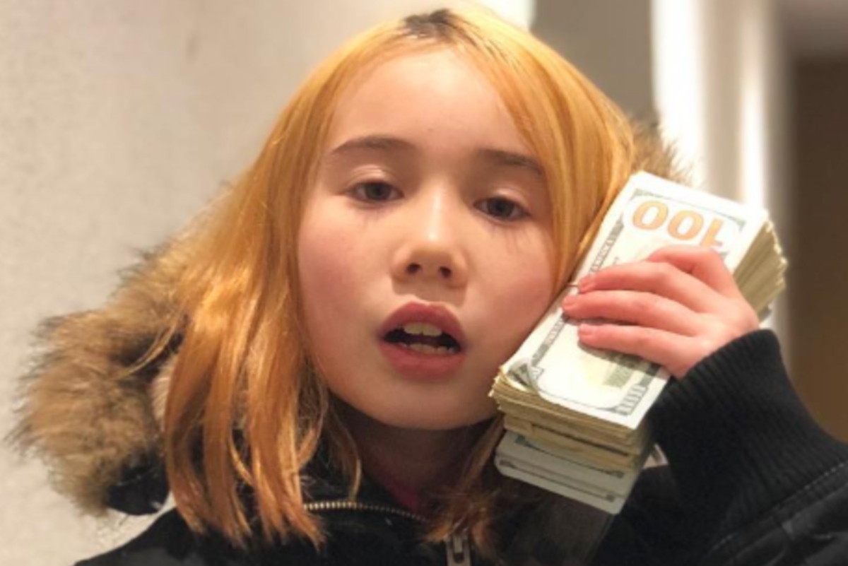 Lil Tay segurando dólares