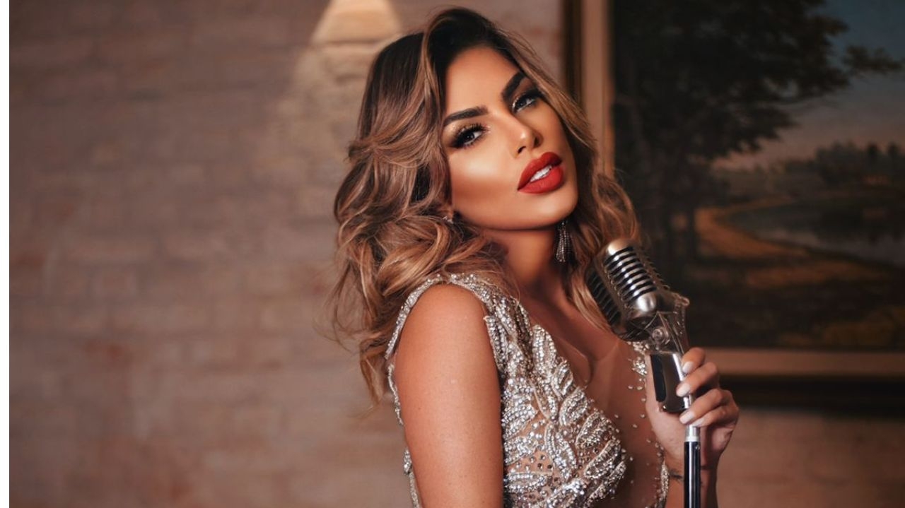 Erika Schneider é confirmada em mais um ano como musa da Águia de Ouro e protagoniza ensaio inspirado nas divas do rádio Lorena Bueri