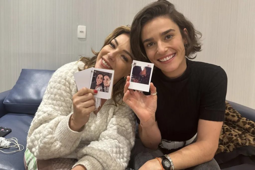 Regiane Alves e Priscila Sztejnman com fotos de Clara e Helena nos bastidores de Vai na Fé