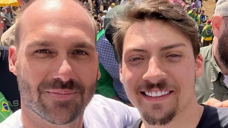 Suposto print de Eduardo Bolsonaro reagindo a romance gay de Renan viraliza: “Fase de experimentar”; veja