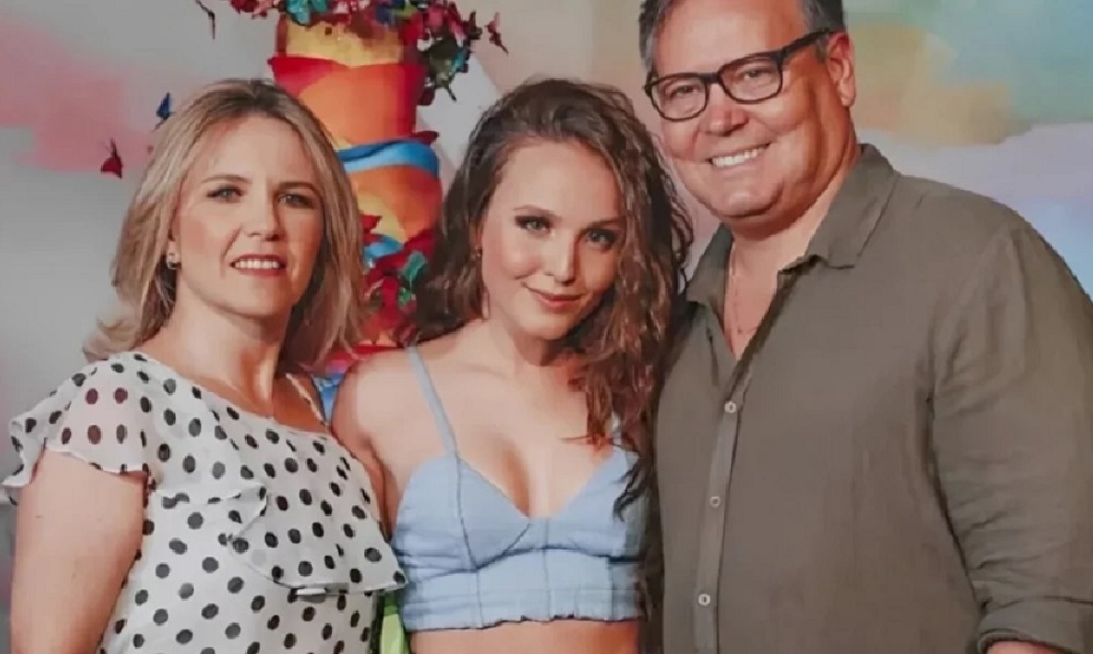 De novo? Pai de Larissa Manoela faz post enigmático após polêmica