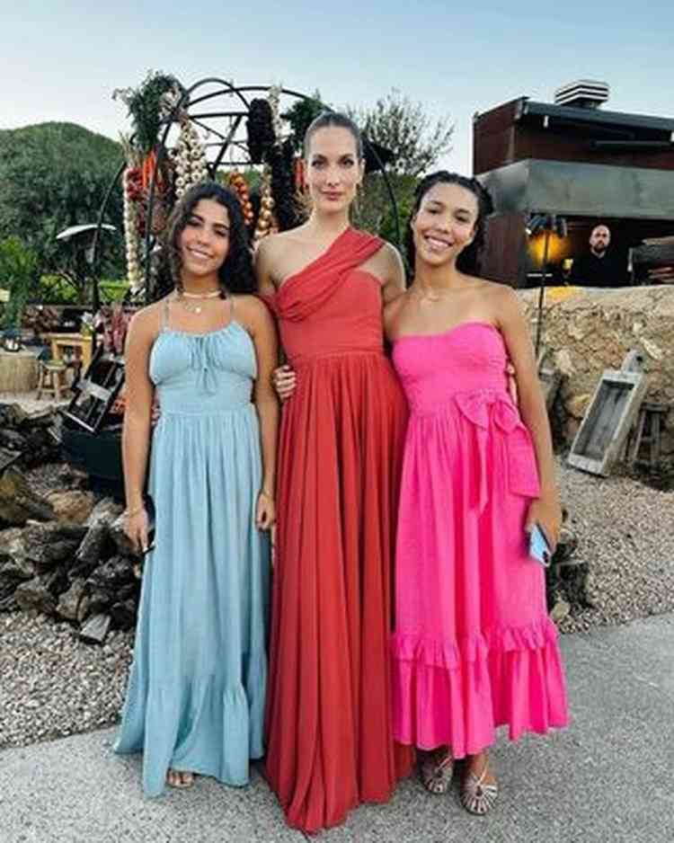 Maria Sophia e Maria Alice em foto com a modelo Schynaider Moura