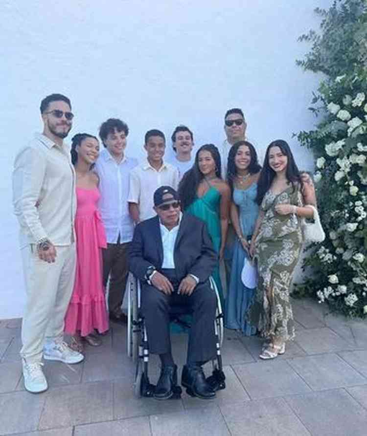 Ronaldo posa com os filhos em seu casamento em Ibiza, na Espanha