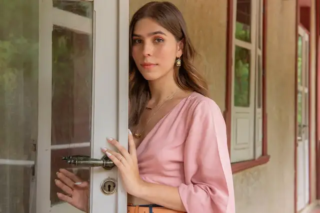 Buba (Gabriela Medeiros) com blusa rosa em Renascer