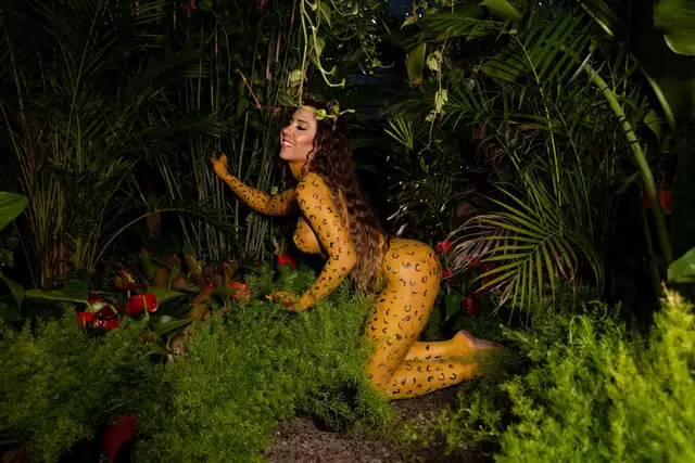 Carnaval 2024 - Mulher Melão pintada de onça, entre folhagens verde