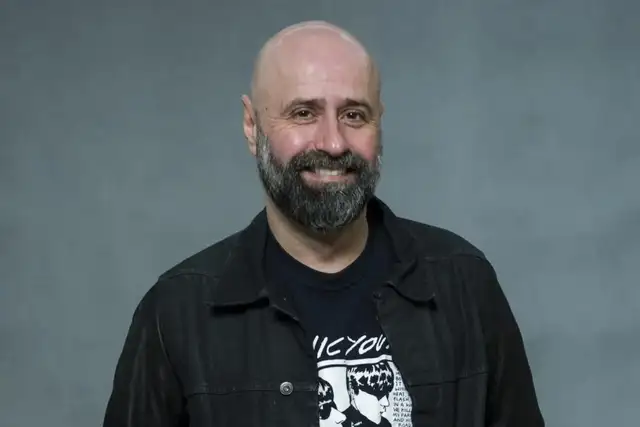 Mauro Mendonça Filho de casaco preto e camisa preta, sorrindo