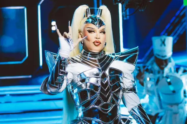 gloria groove com look futurista no clipe de modo xuxa