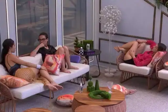 wanessa camargo conversando com beatriz e deniziane na área externa do bbb 24