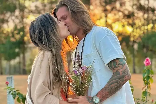 Wanessa e Dado Dolabella se beijando e segurando lírios