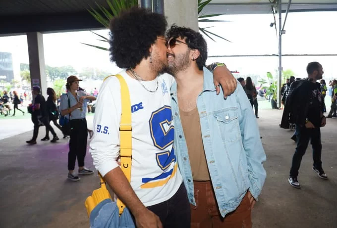 João beijando seu marido no último dia dos festival (Foto: reprodução/Clayton Felizardo / BrazilNews) Lorena Bueri