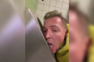 Político alemão é expulso de seu partido após postar vídeo em que lambe vaso sanitário; veja