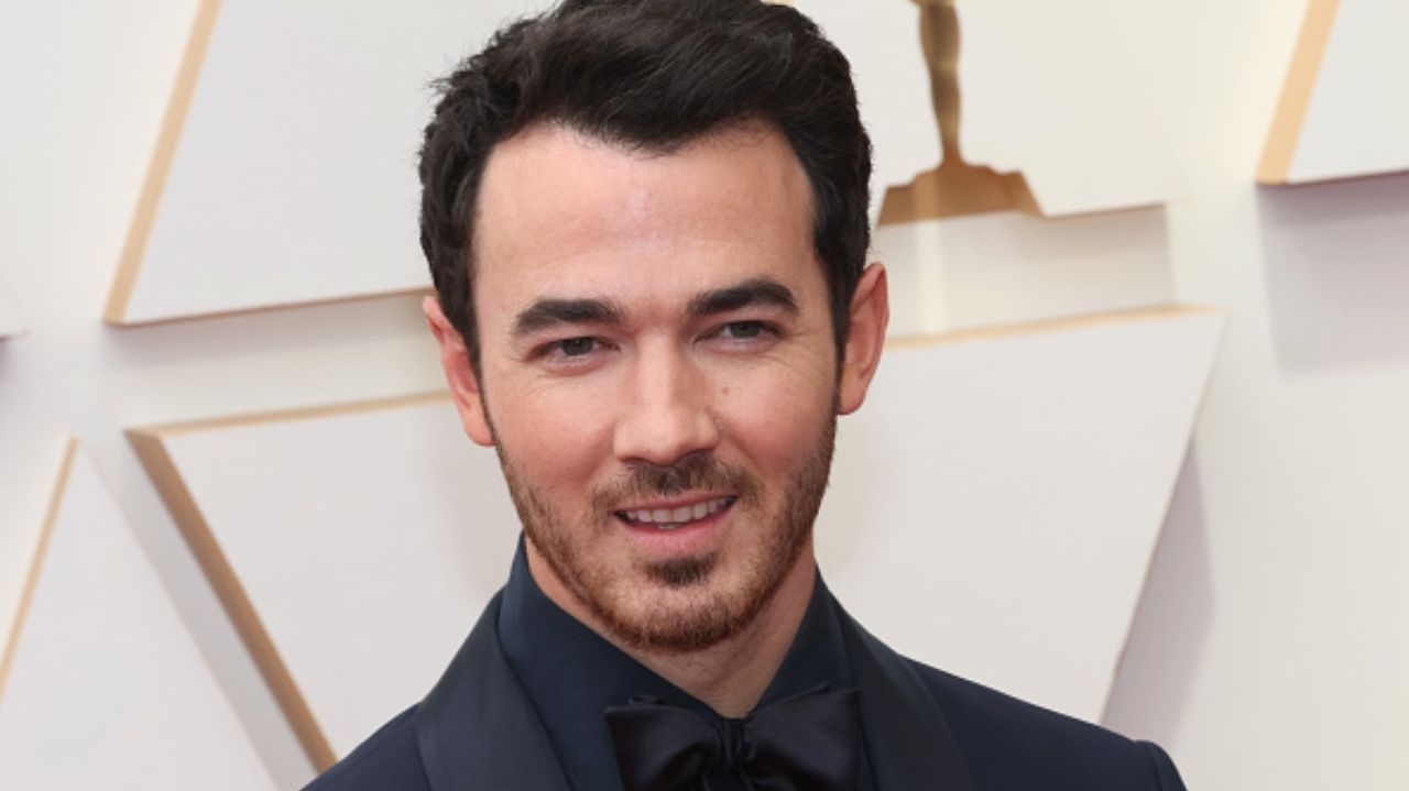 Kevin Jonas fez cirurgia para remover câncer de pele Lorena Bueri