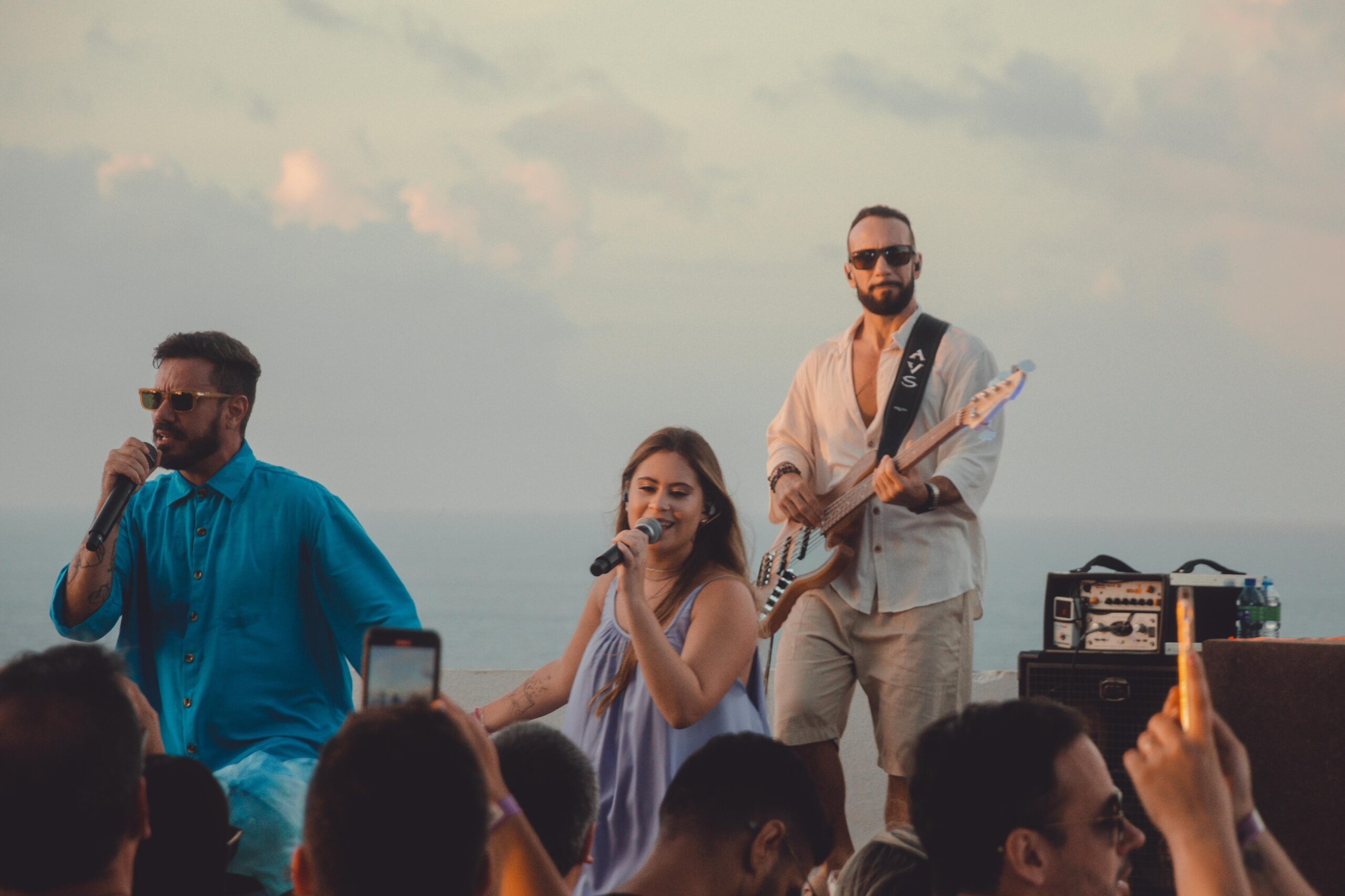 Momento perfeito: pai e filha cantam “Lilás”, novo single do Planta e Raiz, ao pôr do sol de Noronha